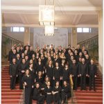 Gruppenfoto Ensemble des Arnold Schoenberg Chor auf den Stiegen des Wiener Konzerthauses